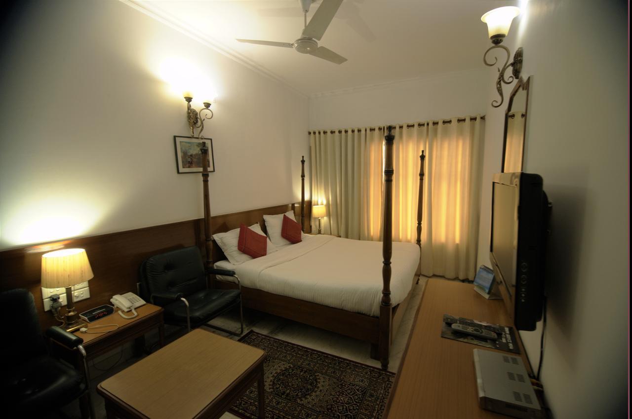 Hotel Palm Greens Nueva Delhi Exterior foto