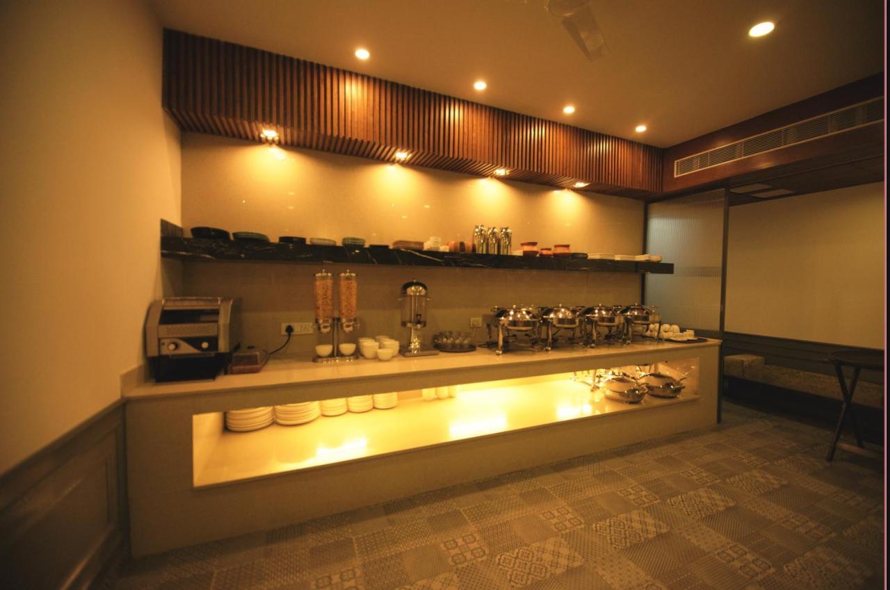 Hotel Palm Greens Nueva Delhi Exterior foto