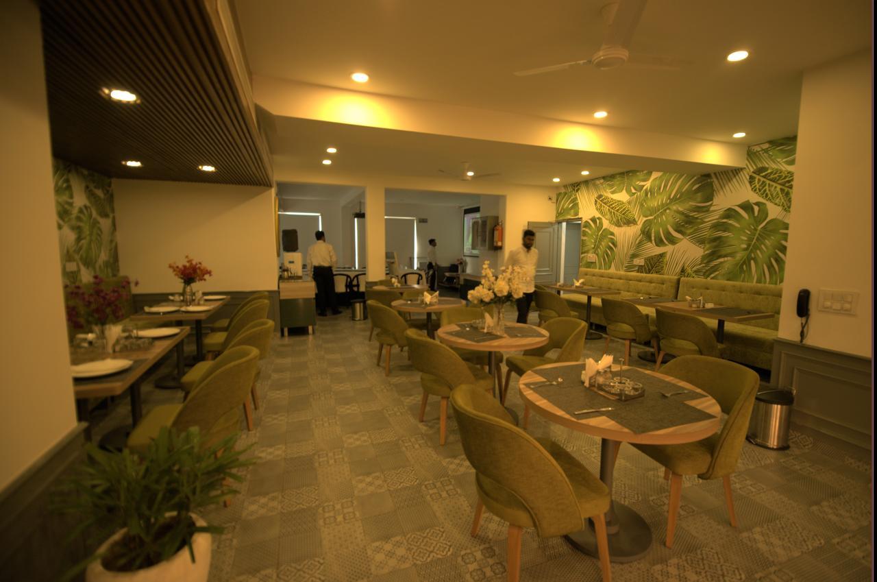 Hotel Palm Greens Nueva Delhi Exterior foto