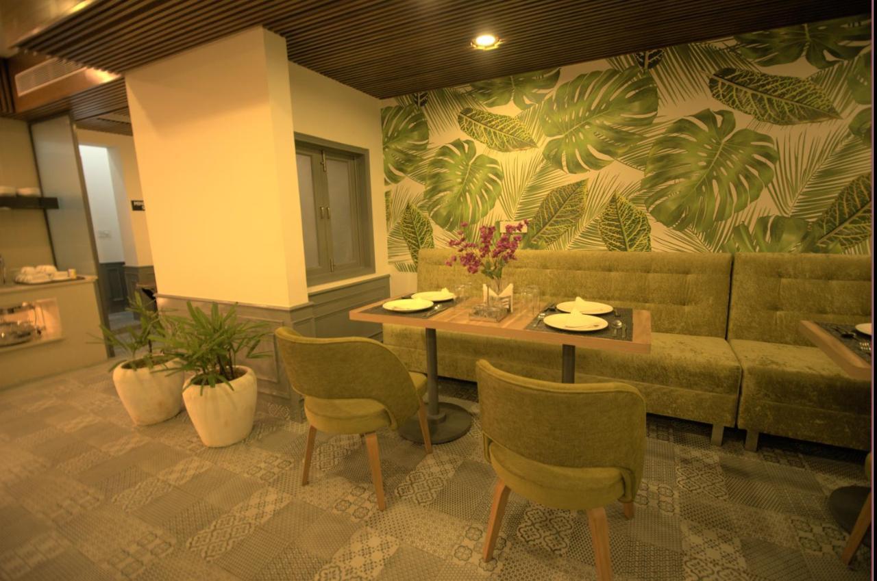 Hotel Palm Greens Nueva Delhi Exterior foto
