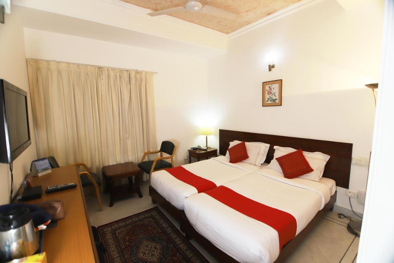Hotel Palm Greens Nueva Delhi Exterior foto