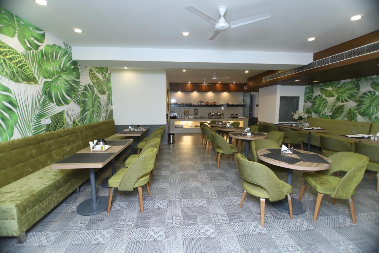 Hotel Palm Greens Nueva Delhi Exterior foto